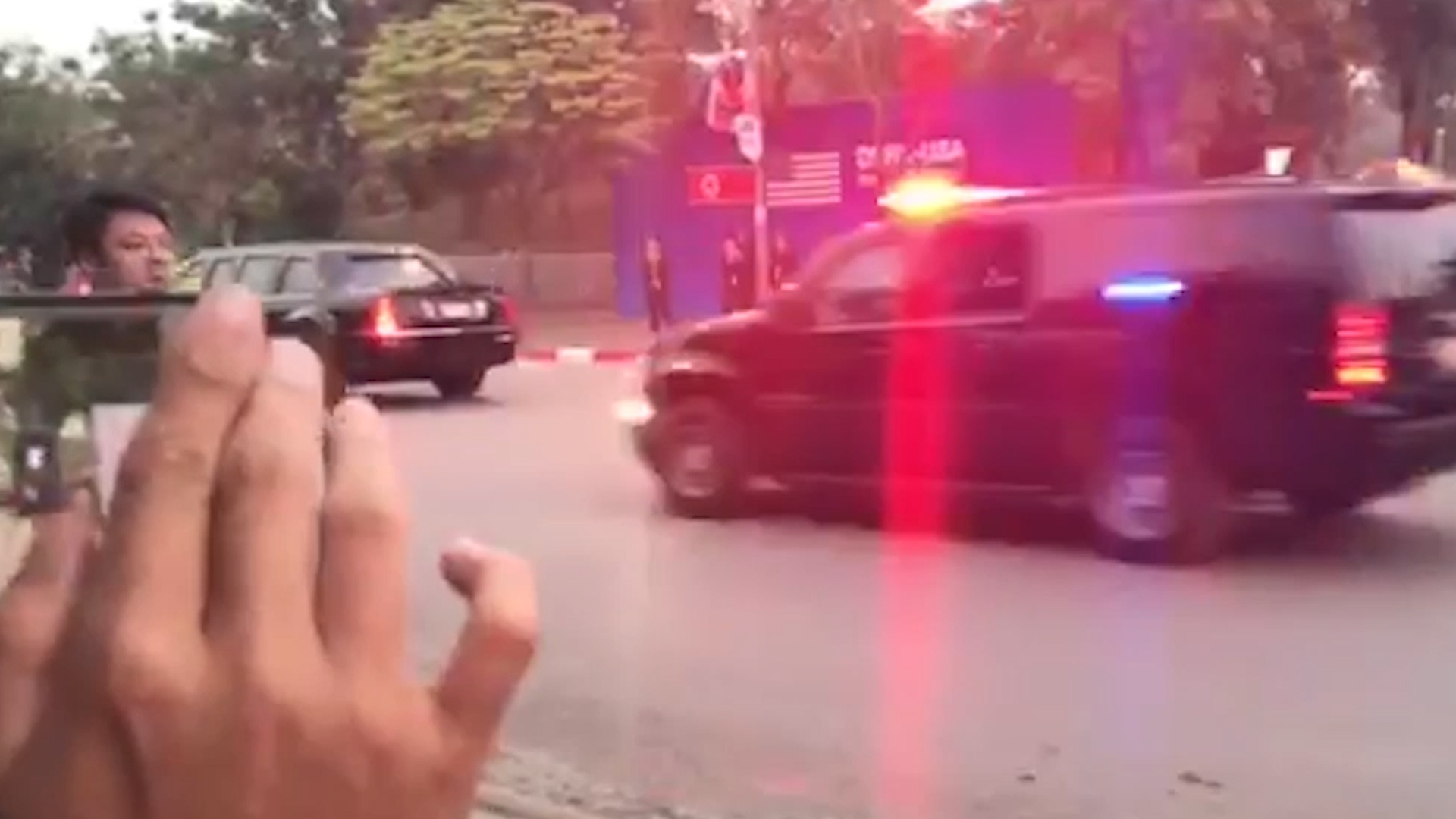 Doan xe Tong thong Trump roi khach san Marriott ve Metropole hinh anh