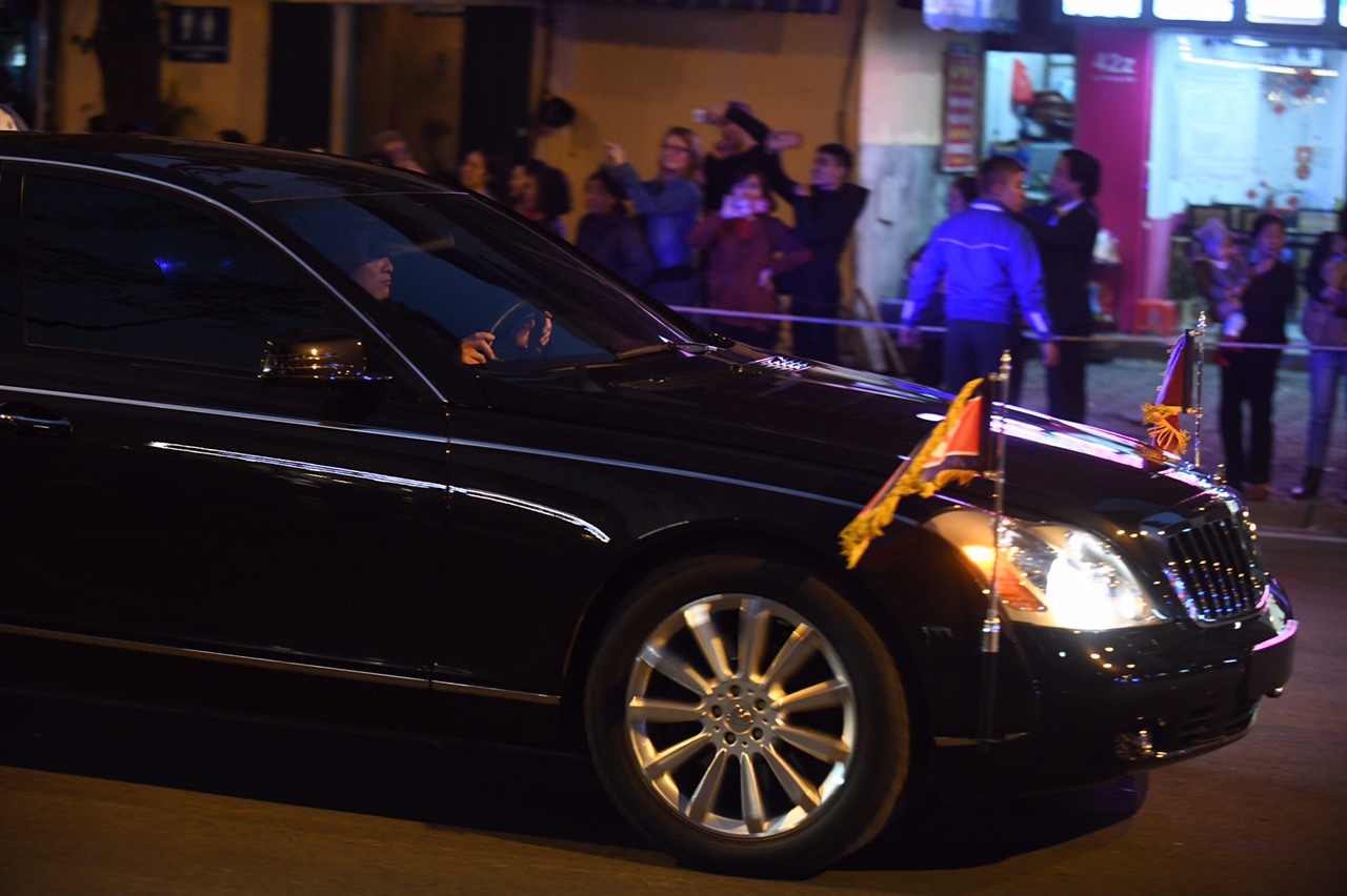 Doan xe ong Kim Jong Un tren duong pho Ha Noi den khach san Metropole hinh anh