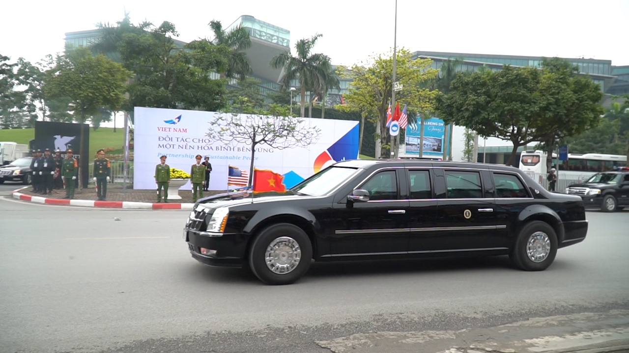 Doan xe cua Tong thong Trump roi khach san Marriott den Phu Chu tich hinh anh