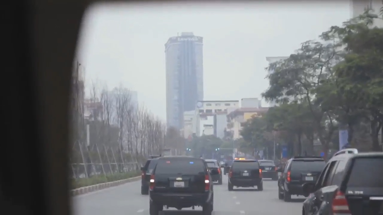 Hinh anh nguoi dan Ha Noi nhin tu doan xe Tong thong Trump hinh anh