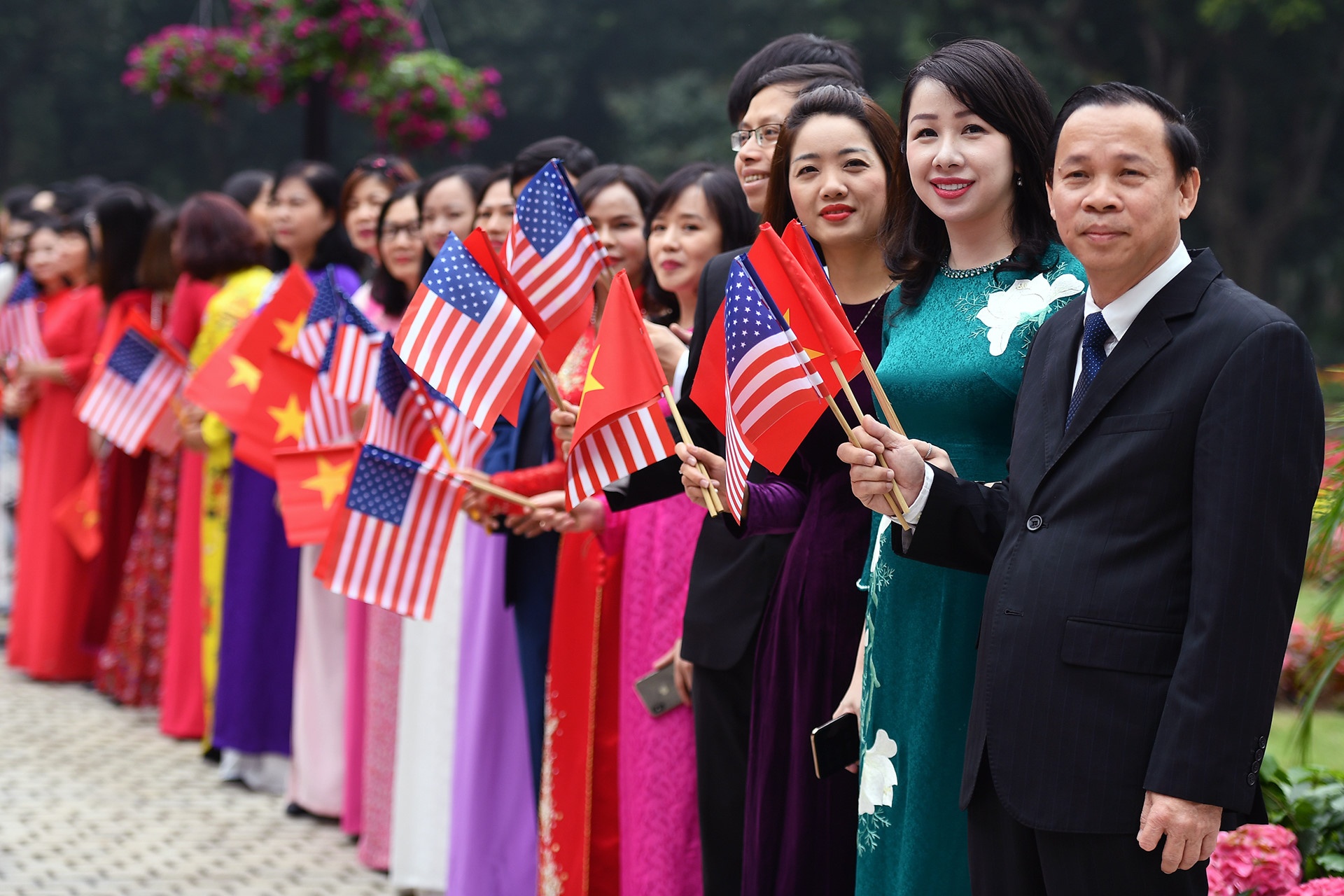 Tong thong Trump dang clip cam on Viet Nam tren duong ve nuoc hinh anh