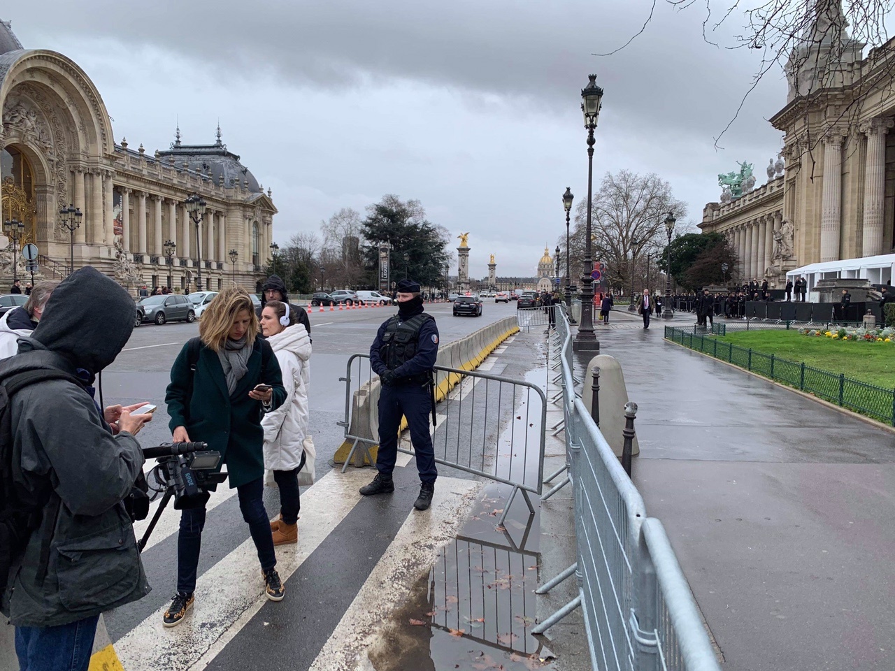 Tan mat chung kien khong khi truoc gio dien show Chanel 2019 hinh anh