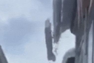 'Thac bang' trinh dien roi xuong tu mai nha o Tho Nhi Ky hinh anh