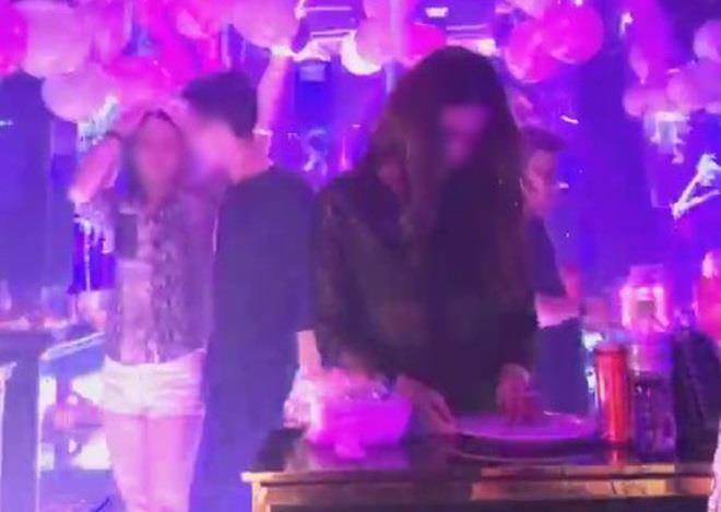 'Dan bay' livestream canh choi ma tuy tap the trong quan karaoke hinh anh