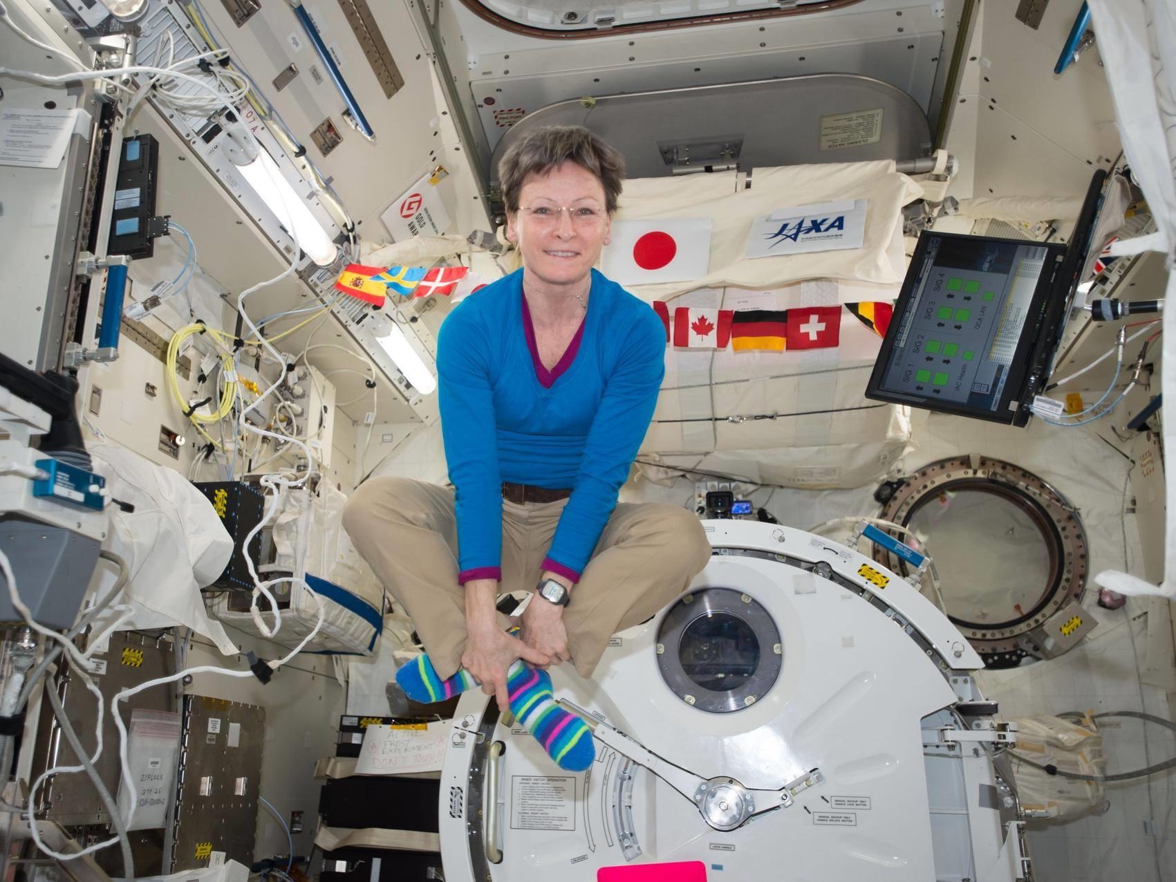 Phi hanh gia di ve sinh nhu the nao ngoai khong gian? hinh anh