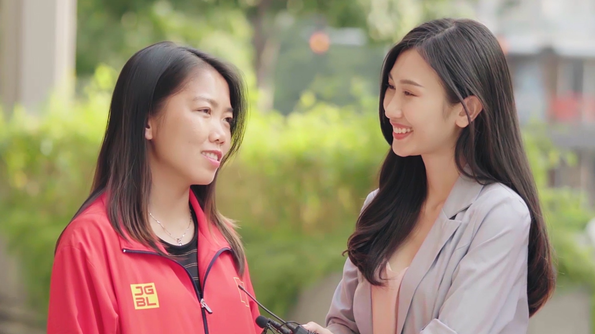 Hai tuyen thu nu Viet Nam chay xe may den giao luu truc tuyen hinh anh