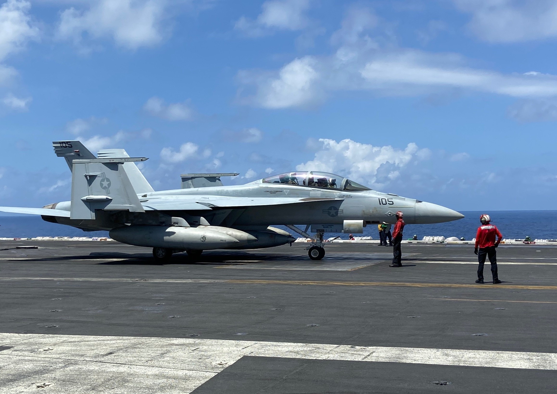 Tham quan chien ham uy luc hang nhat cua Hai quan My hinh anh