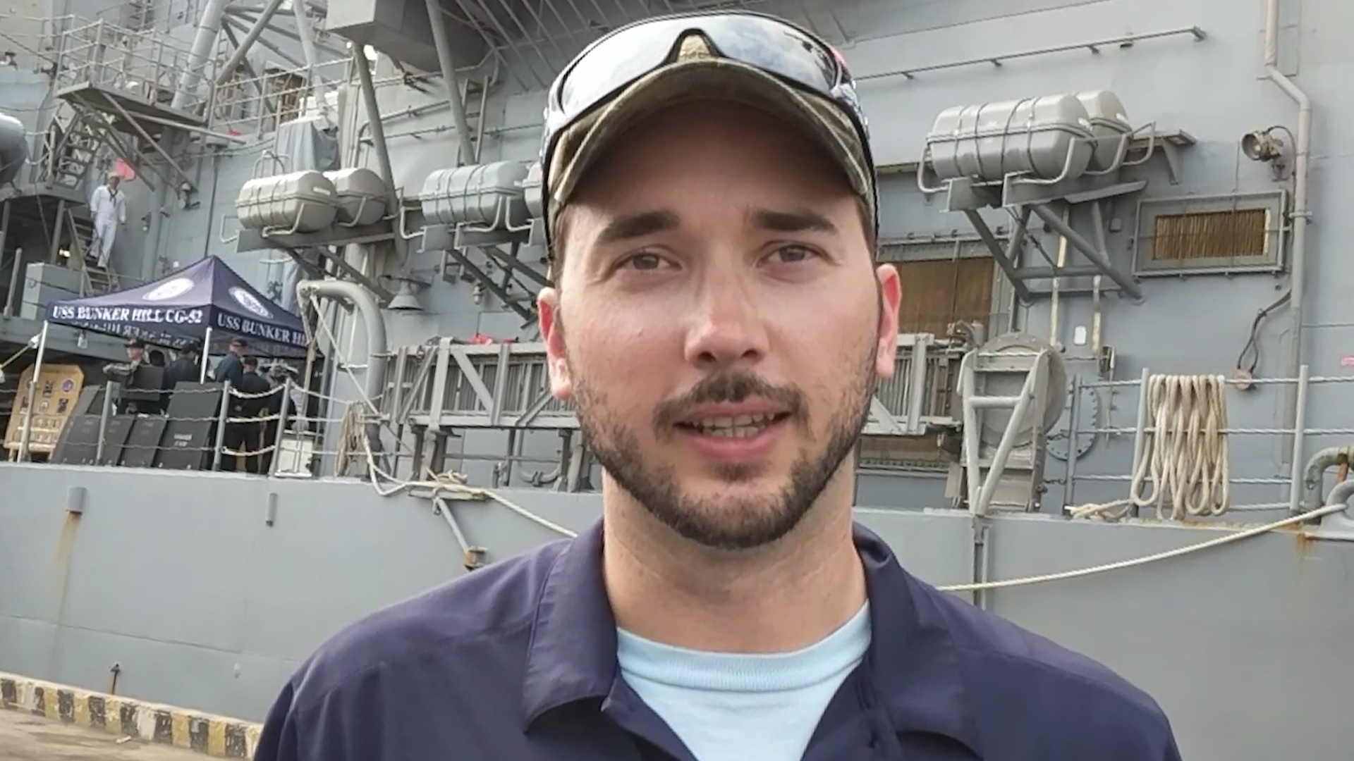 Thuy thu tau san bay My muon thuong thuc mon Viet vi da ngan McDonald hinh anh