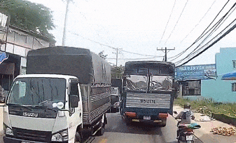 Xe may lach giua 2 lan xe tai - co the bi phat gan 1 trieu dong hinh anh