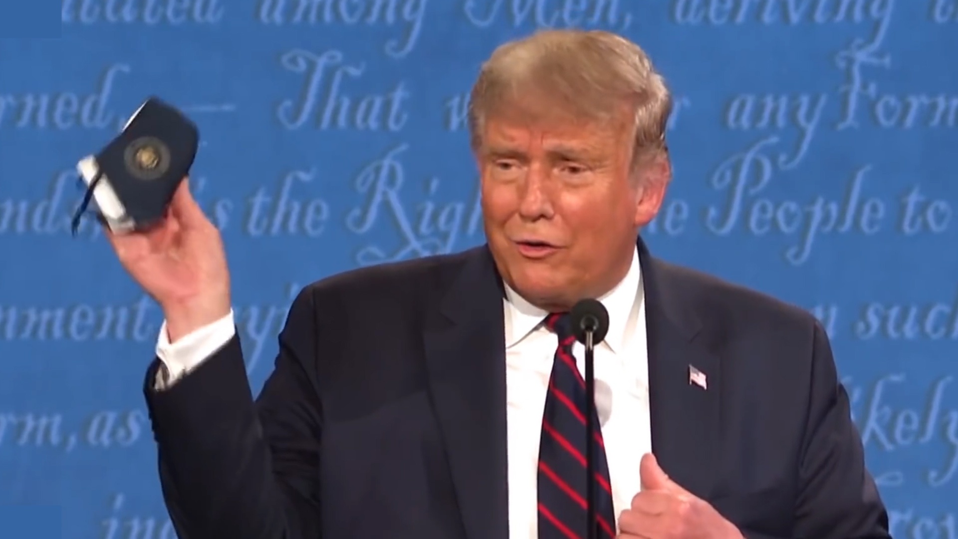 TT Trump: Dung xa 60 m cung thay Biden deo khau trang hinh anh