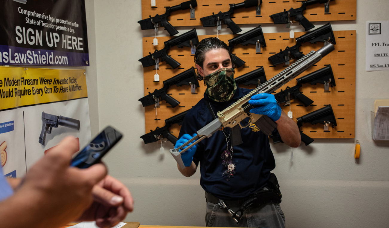 Vi sao nguoi My do xo mua sung moi ky bau cu? hinh anh