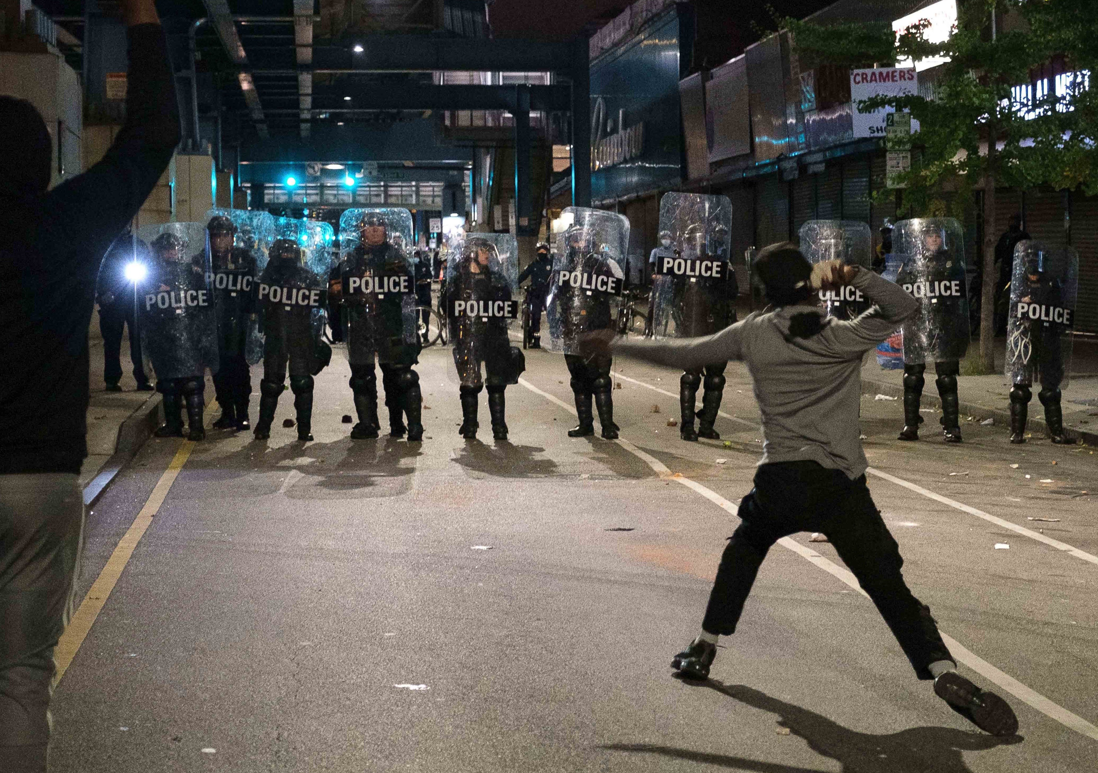 Zing tu My: Bao luc canh sat va su be tac cua ca hai ung vien hinh anh