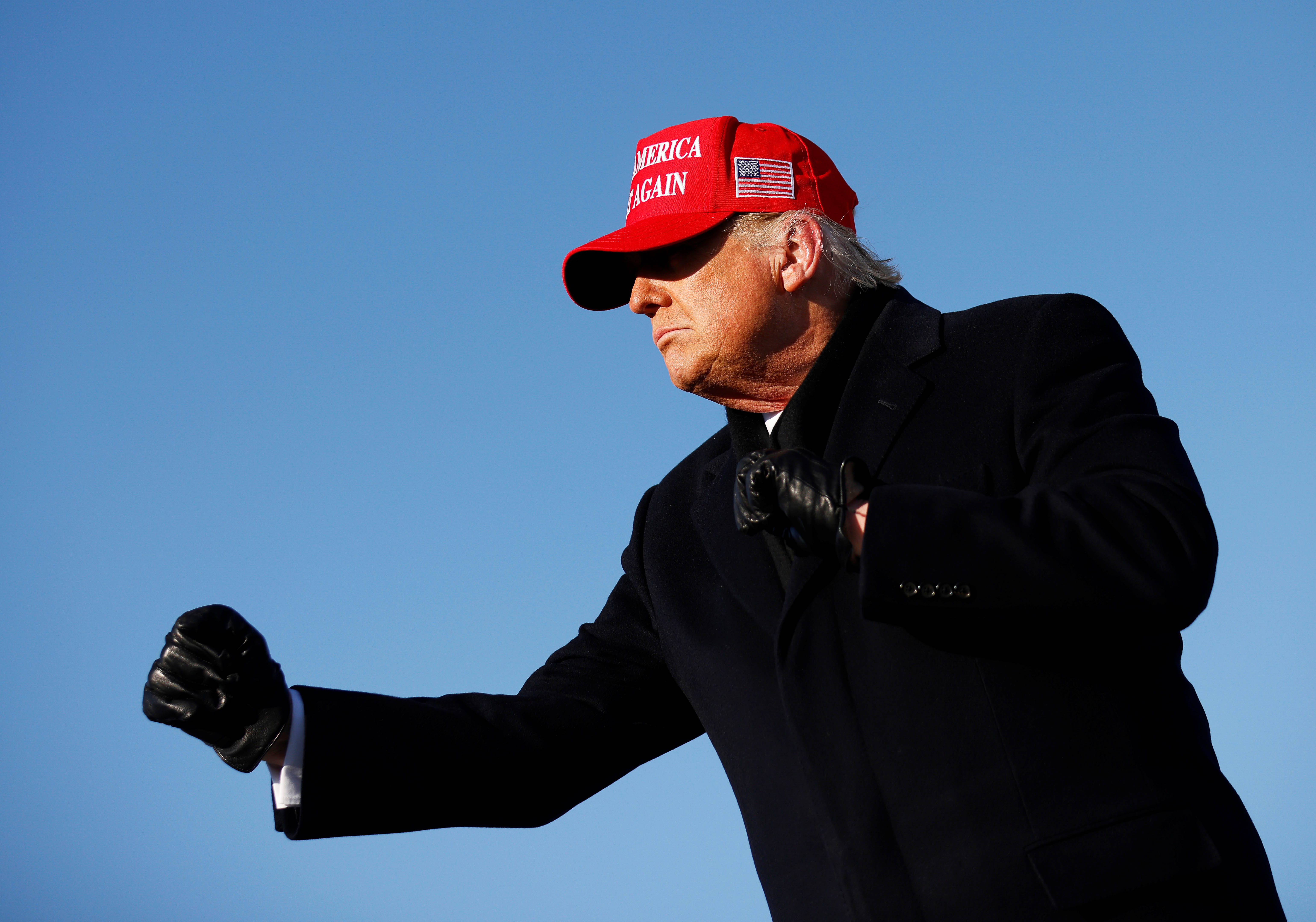 Zing tu My: Chay nuoc rut, Tong thong Trump toi 5 bang trong mot ngay hinh anh