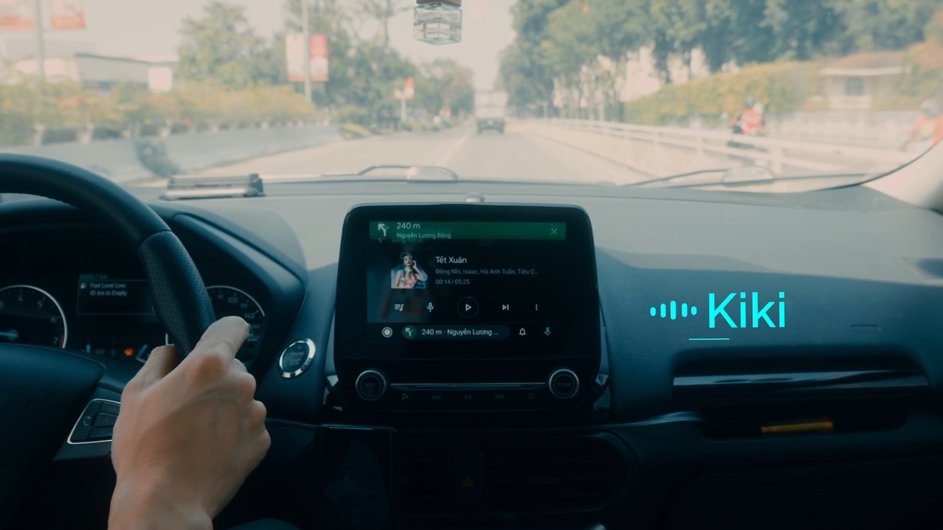 Bat nhac, chi duong, doc bao tren oto bang tro ly ao tieng Viet Kiki hinh anh