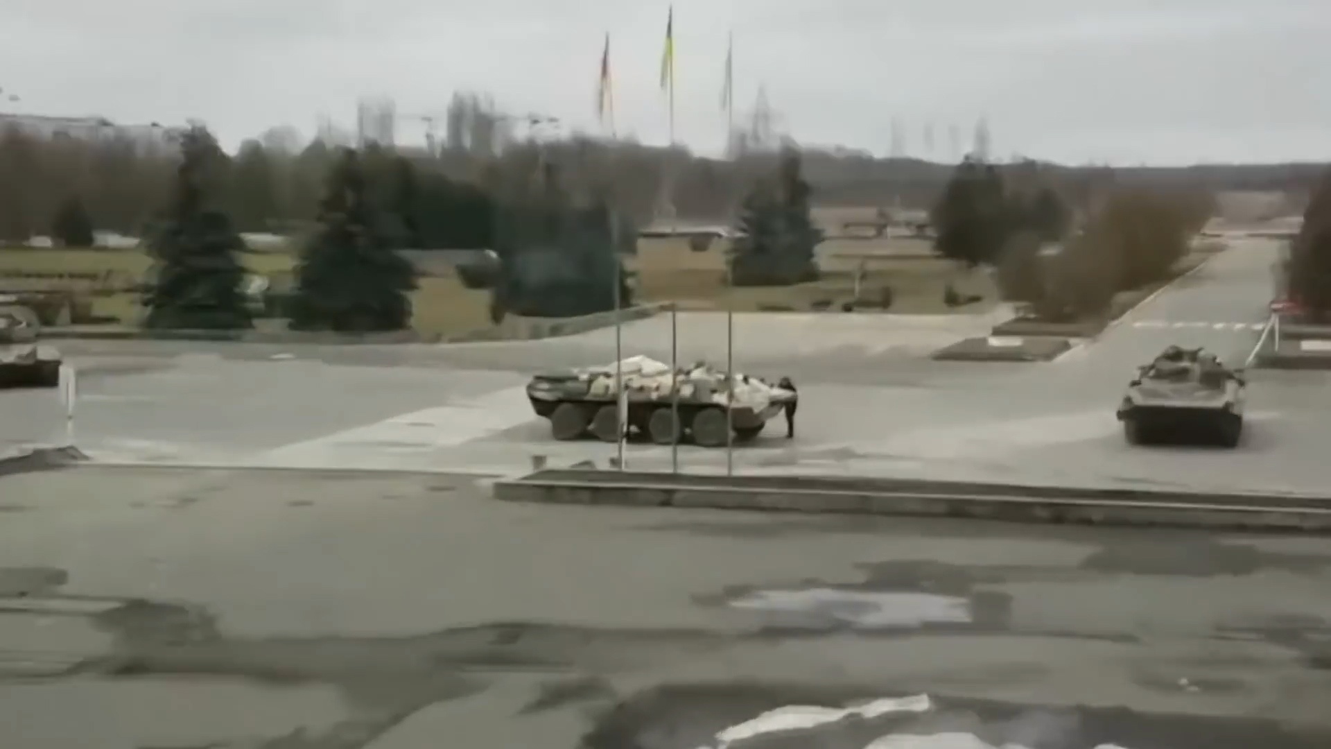 Xe quan su Nga o nha may dien hat nhan Chernobyl hinh anh