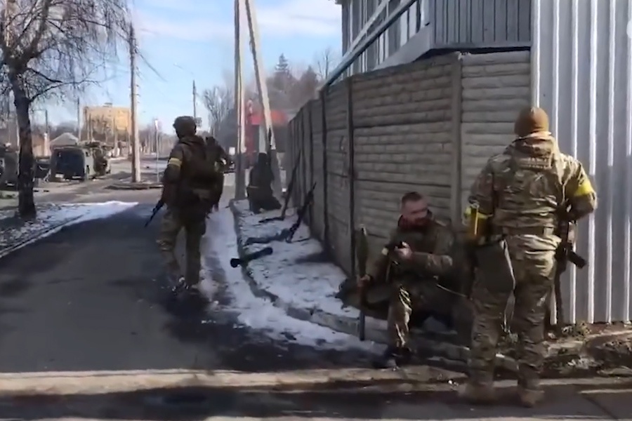 Giao tranh tren duong pho Kharkiv khi xe tang Nga tien vao hinh anh