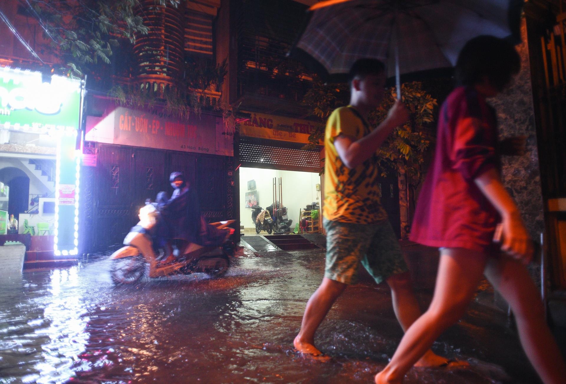 Tat bat don nha trong dem sau ngap lut Ha Noi anh 1