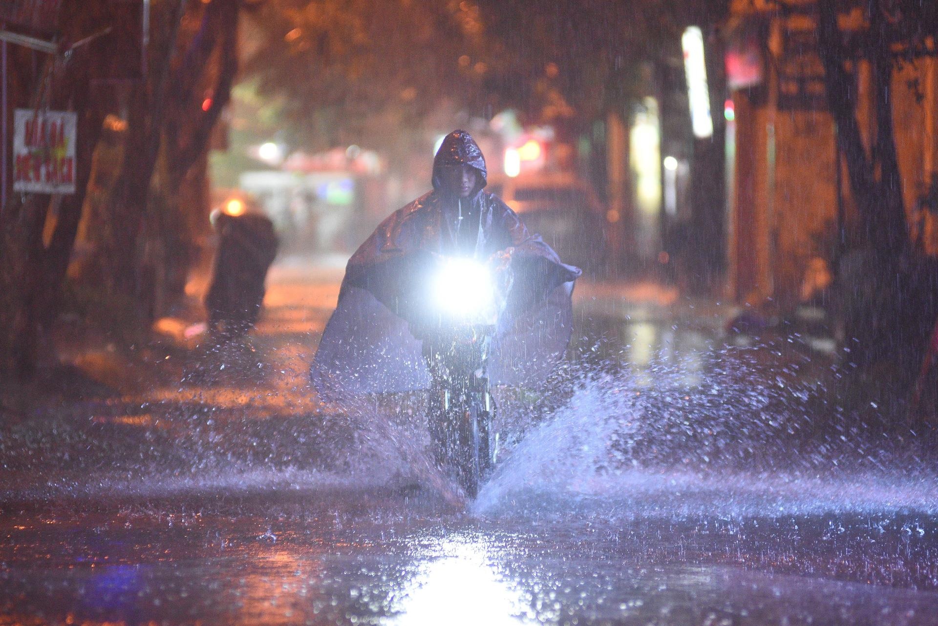 Tat bat don nha trong dem sau ngap lut Ha Noi anh 2