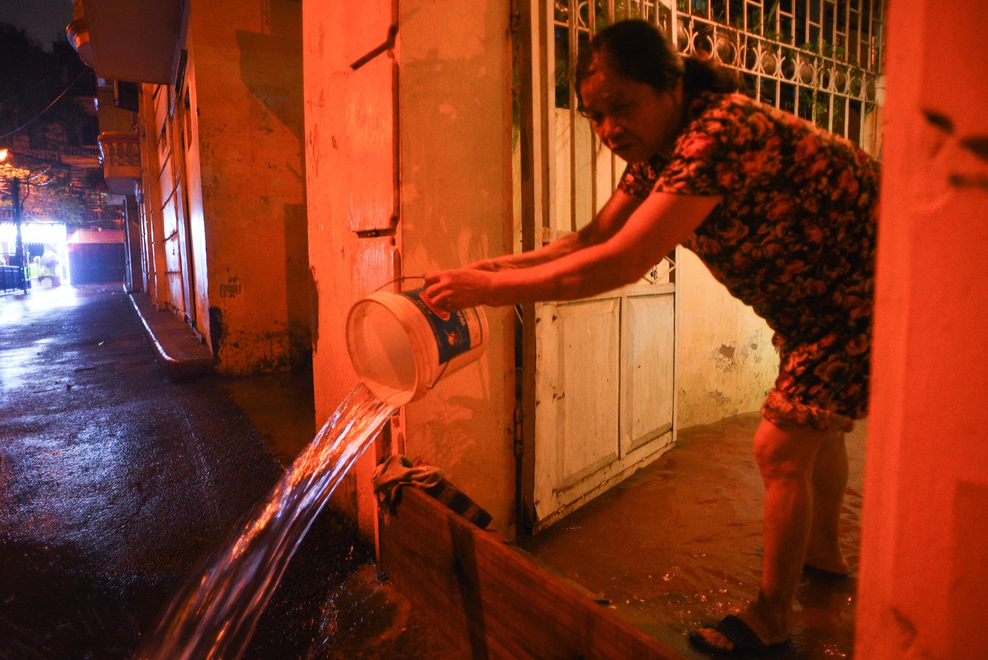 Tat bat don nha trong dem sau ngap lut Ha Noi anh 3