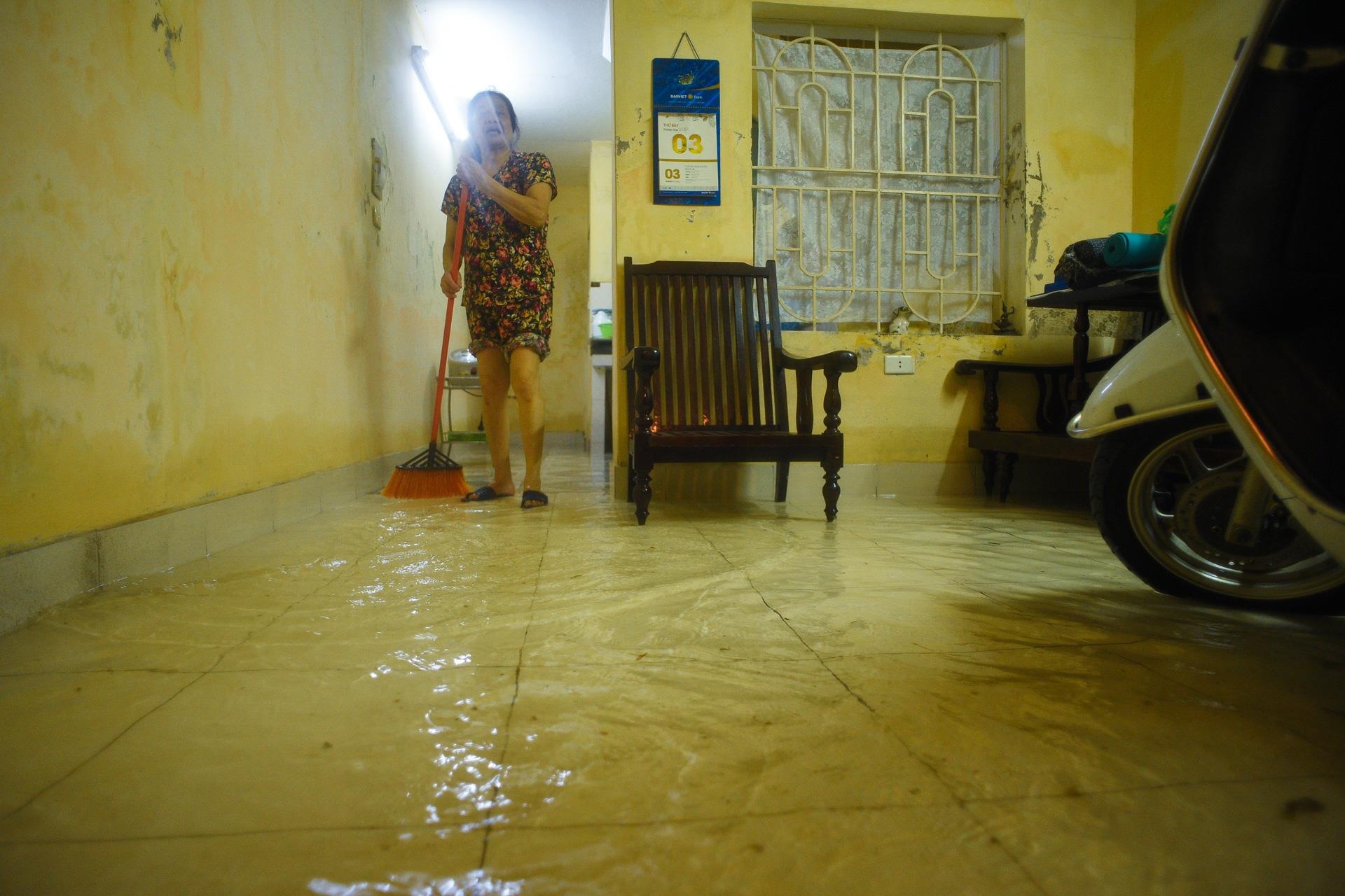 Tat bat don nha trong dem sau ngap lut Ha Noi anh 4