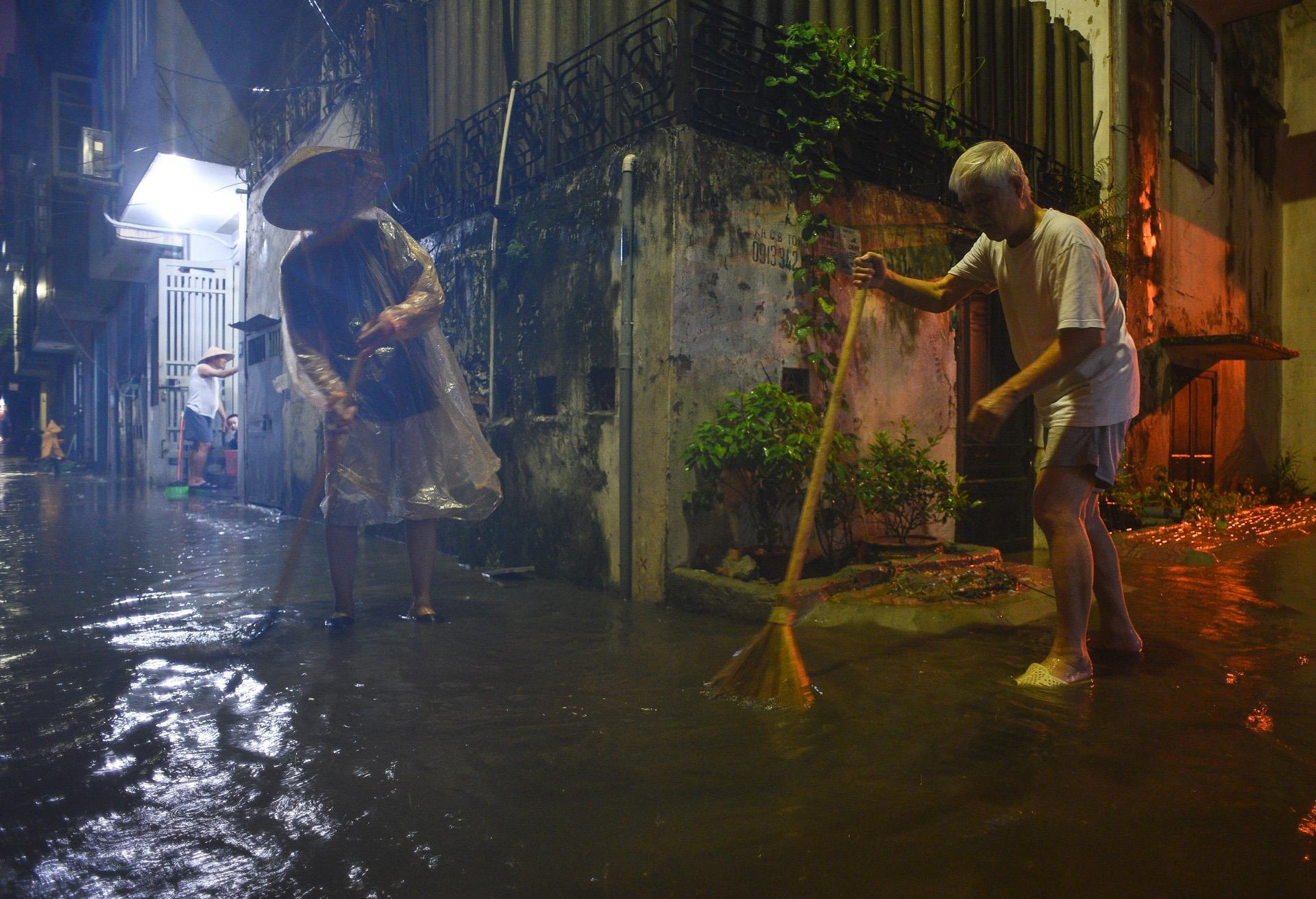 Tat bat don nha trong dem sau ngap lut Ha Noi anh 5