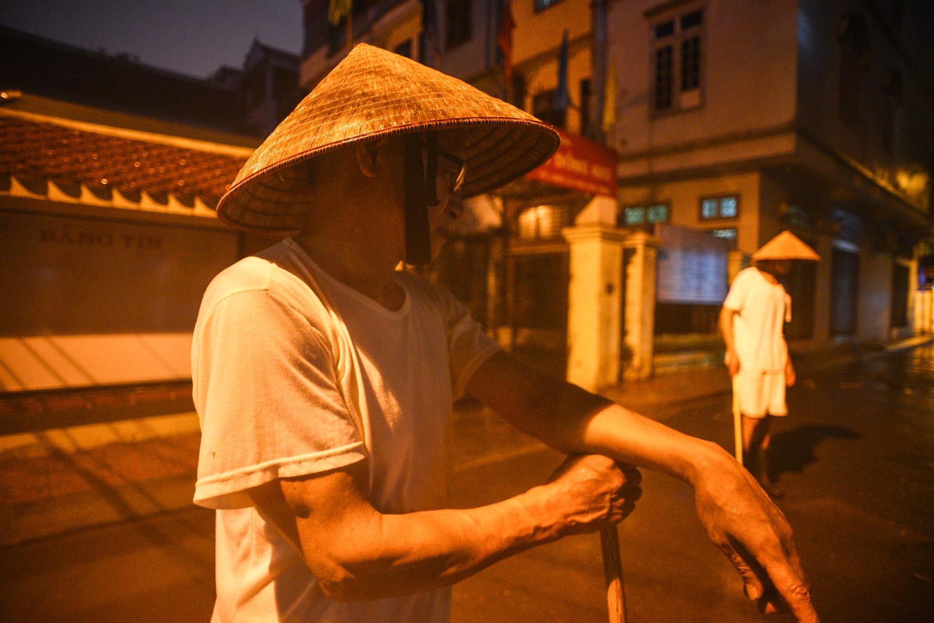 Tat bat don nha trong dem sau ngap lut Ha Noi anh 7