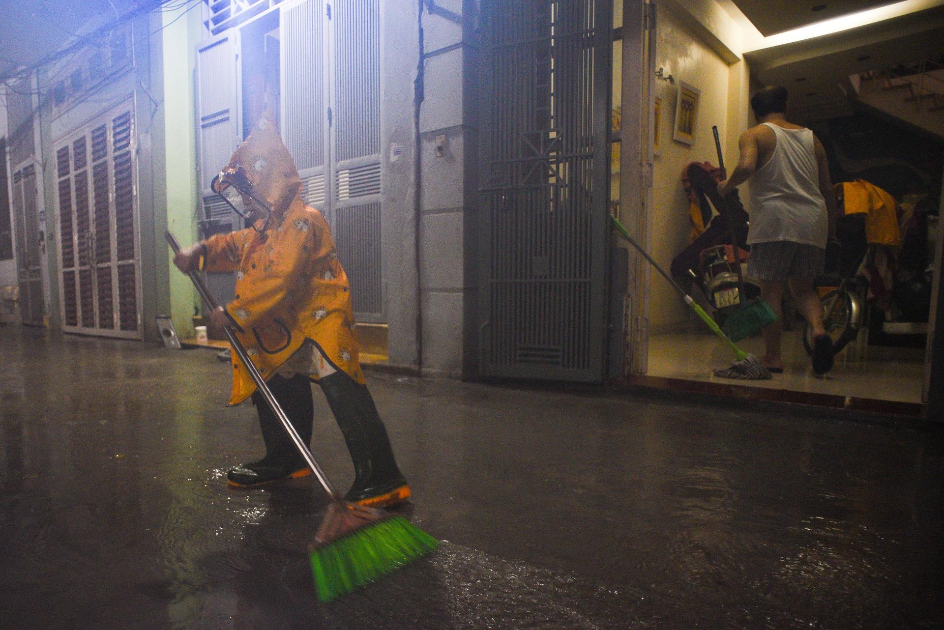 Tat bat don nha trong dem sau ngap lut Ha Noi anh 10