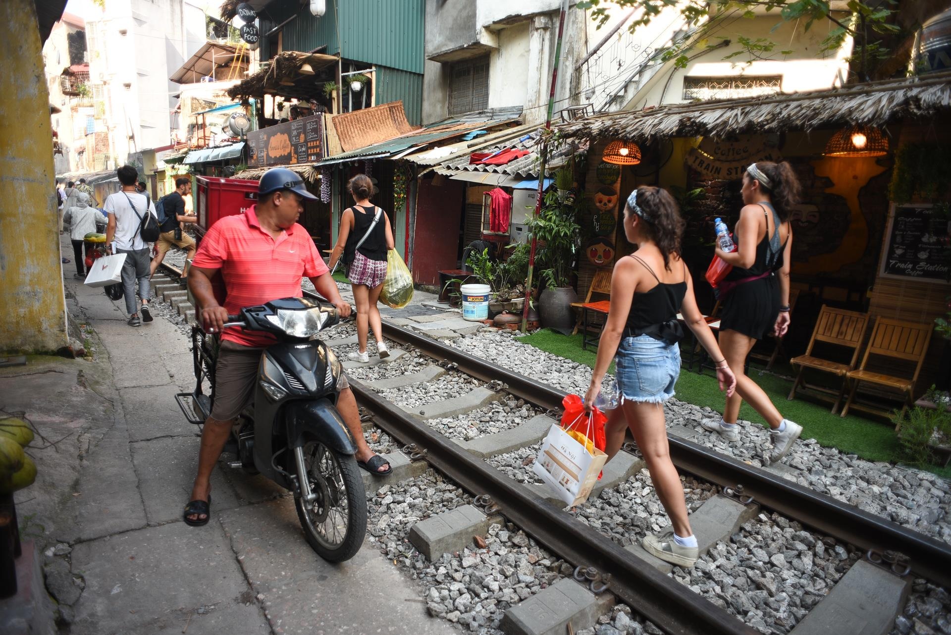 Phố du lịch đường tàu Hà Nội ảnh 25 Pho du lich duong tau Ha Noi anh 25