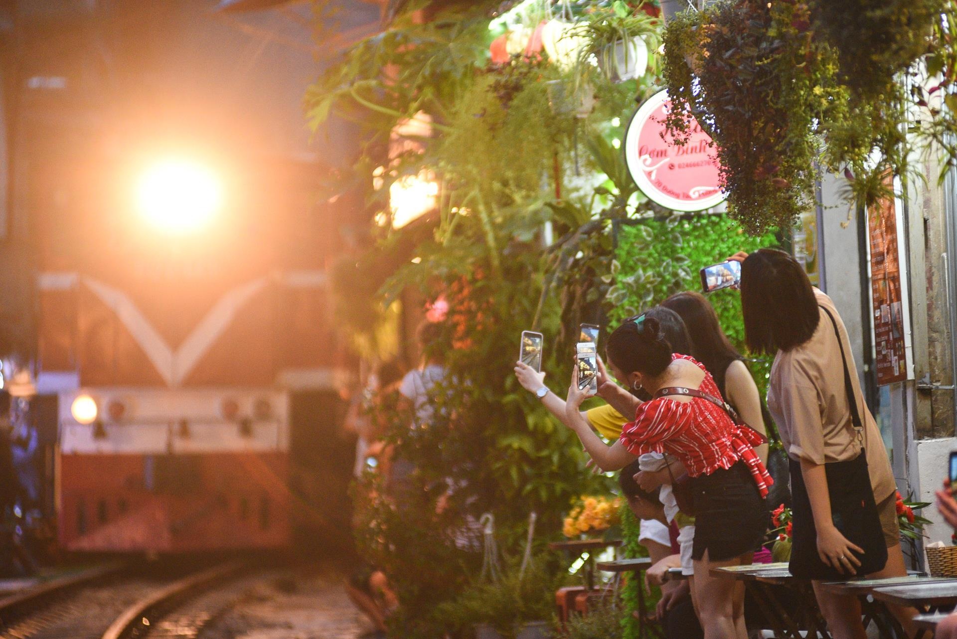 Phố du lịch đường tàu Hà Nội ảnh 33 Pho du lich duong tau Ha Noi anh 33