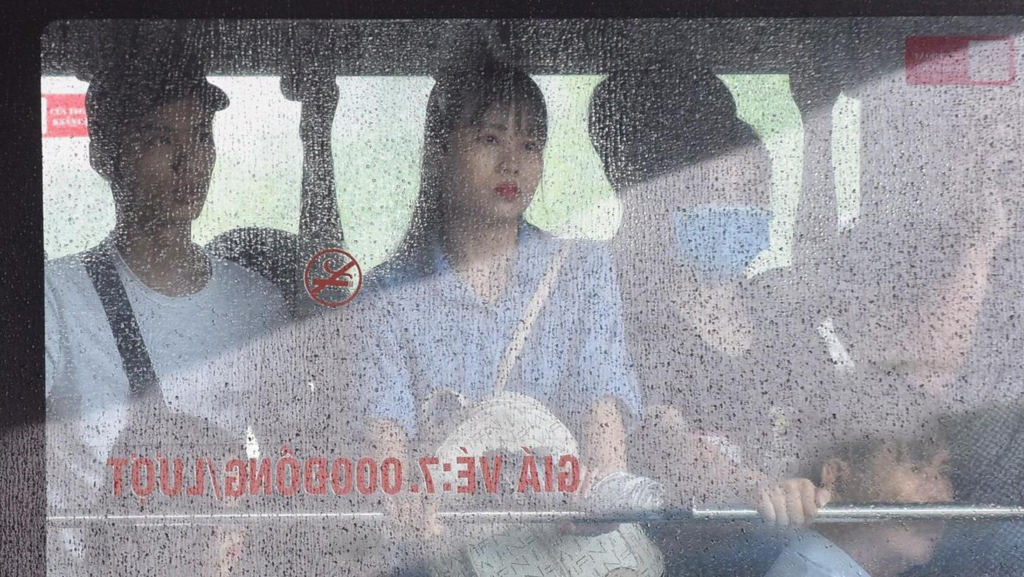 Hang tram nghin nguoi chon chan trong mua khap cac nga duong Ha Noi hinh anh