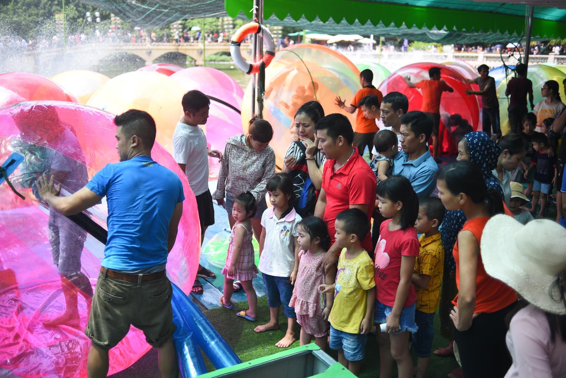 Vat va vui choi Cong vien Thu Le dip 2/9 anh 7