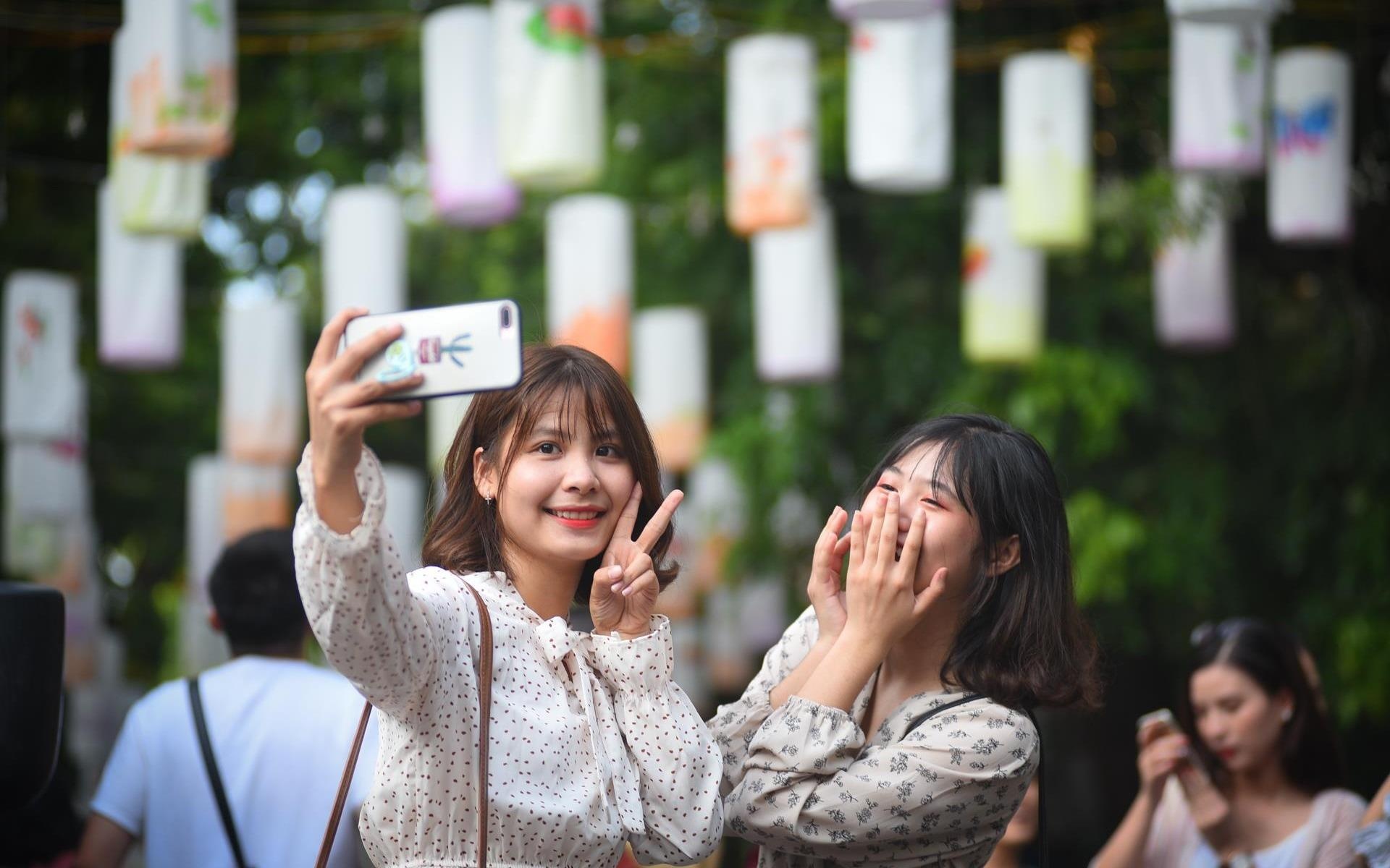 Pho den long 'soan ngoi' Hang Ma thanh noi check-in moi dip Trung thu hinh anh