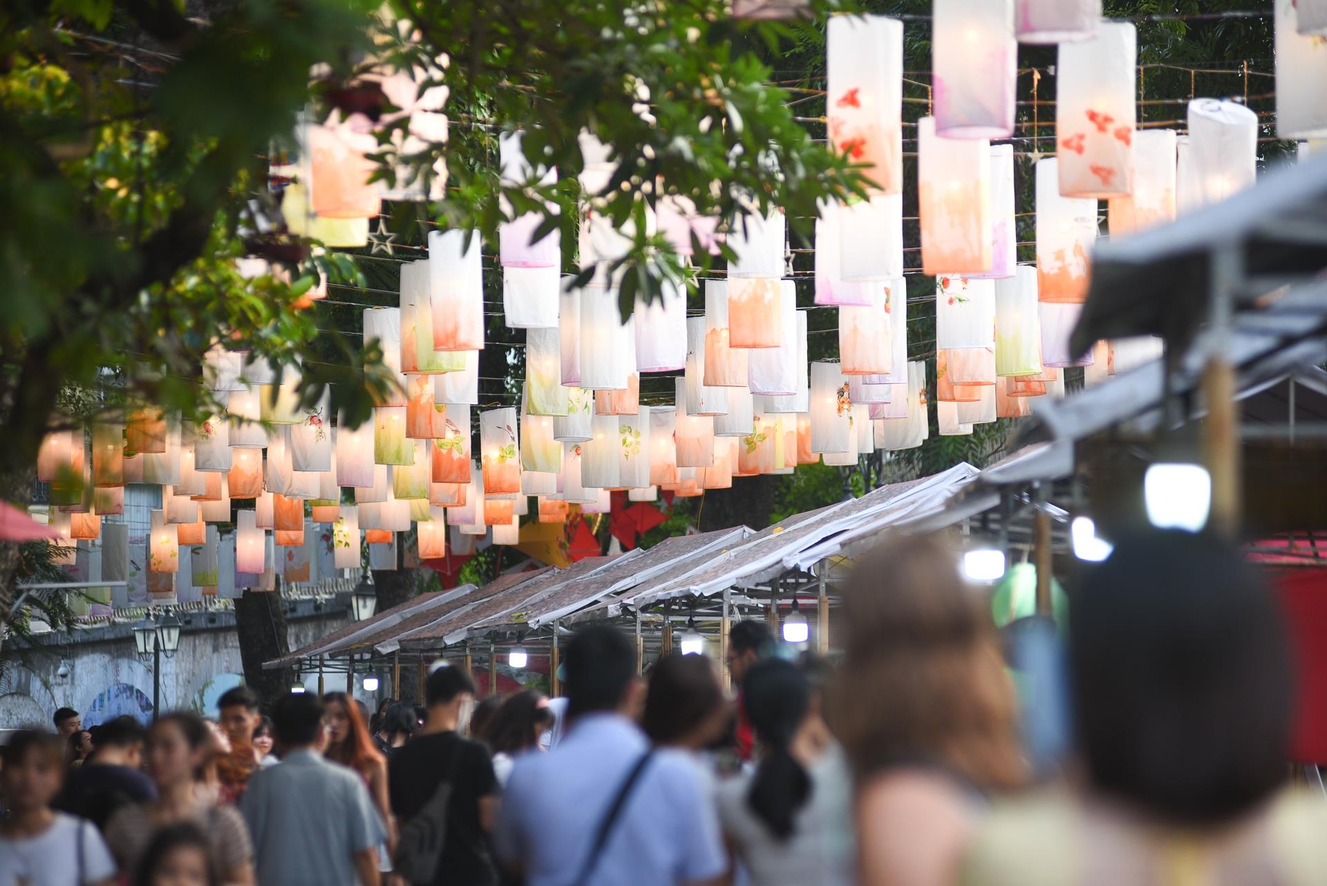 Pho den long Phung Hung anh 3