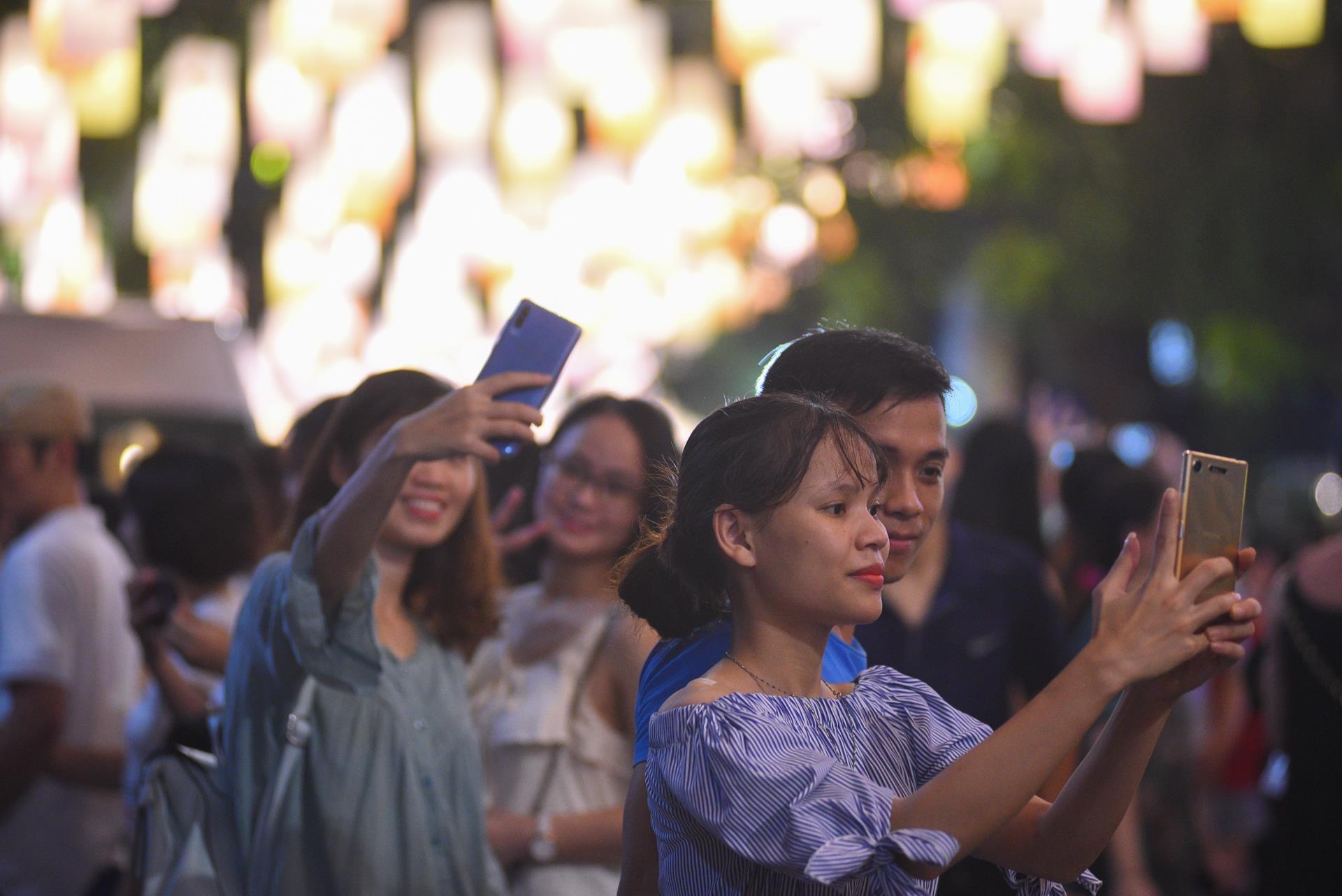 Pho den long Phung Hung anh 6