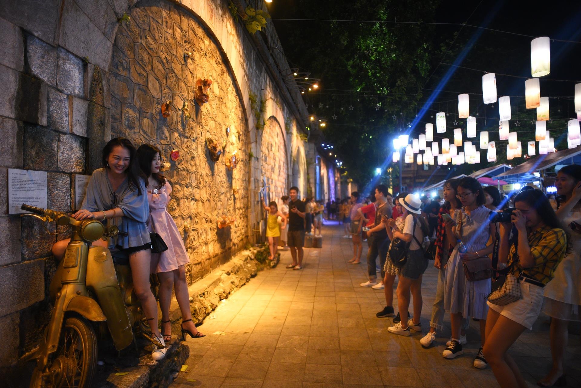 Pho den long Phung Hung anh 8