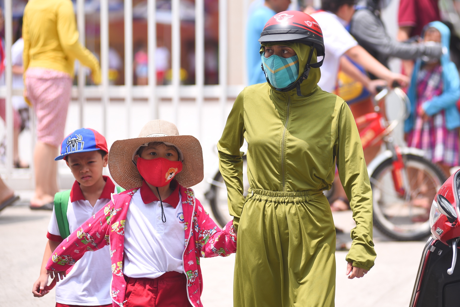 Kham suc khoe cho hoc sinh Ha Dinh anh 9