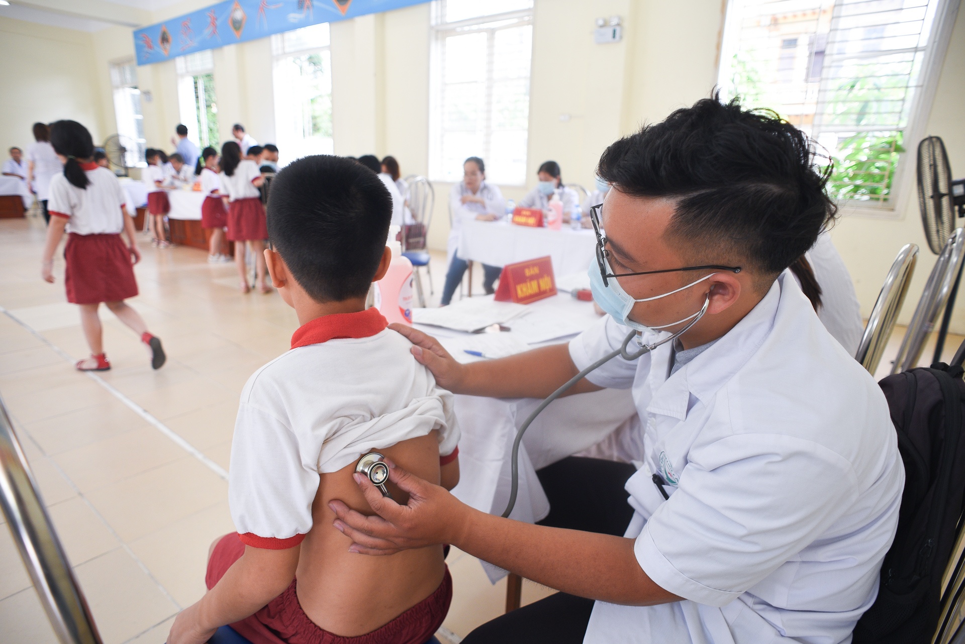Kham suc khoe cho hoc sinh Ha Dinh anh 1