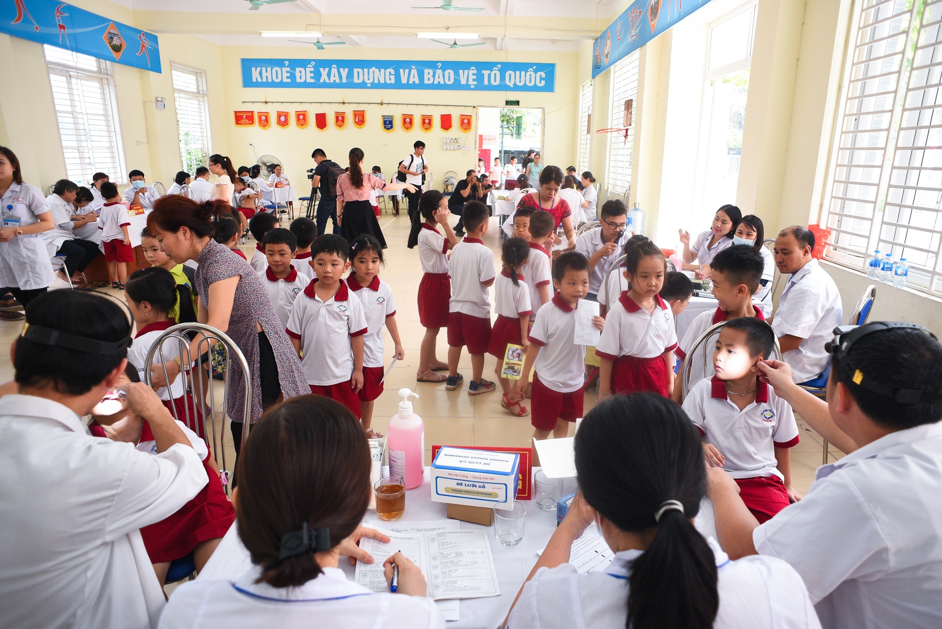 Kham suc khoe cho hoc sinh Ha Dinh anh 2
