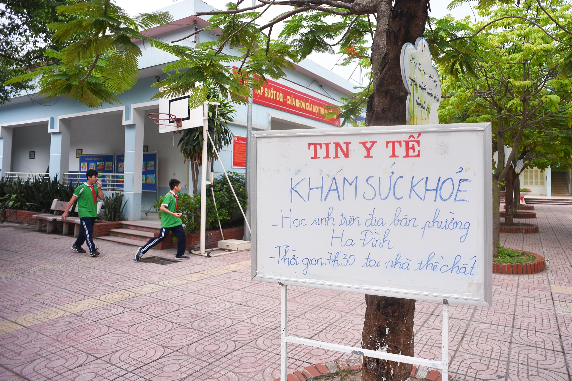 Kham suc khoe cho hoc sinh Ha Dinh anh 6