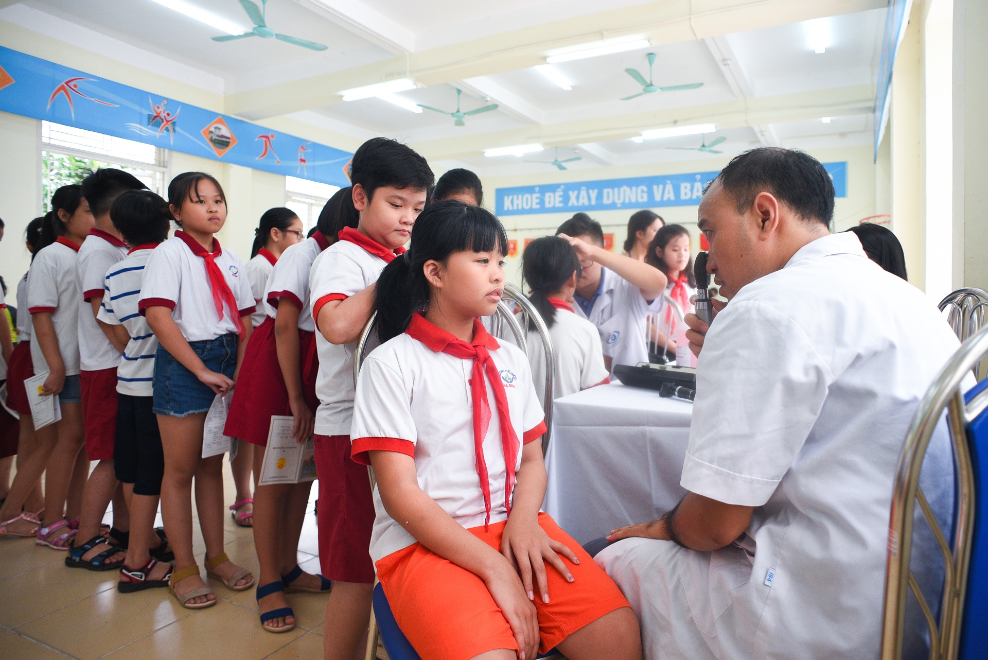 Kham suc khoe cho hoc sinh Ha Dinh anh 8