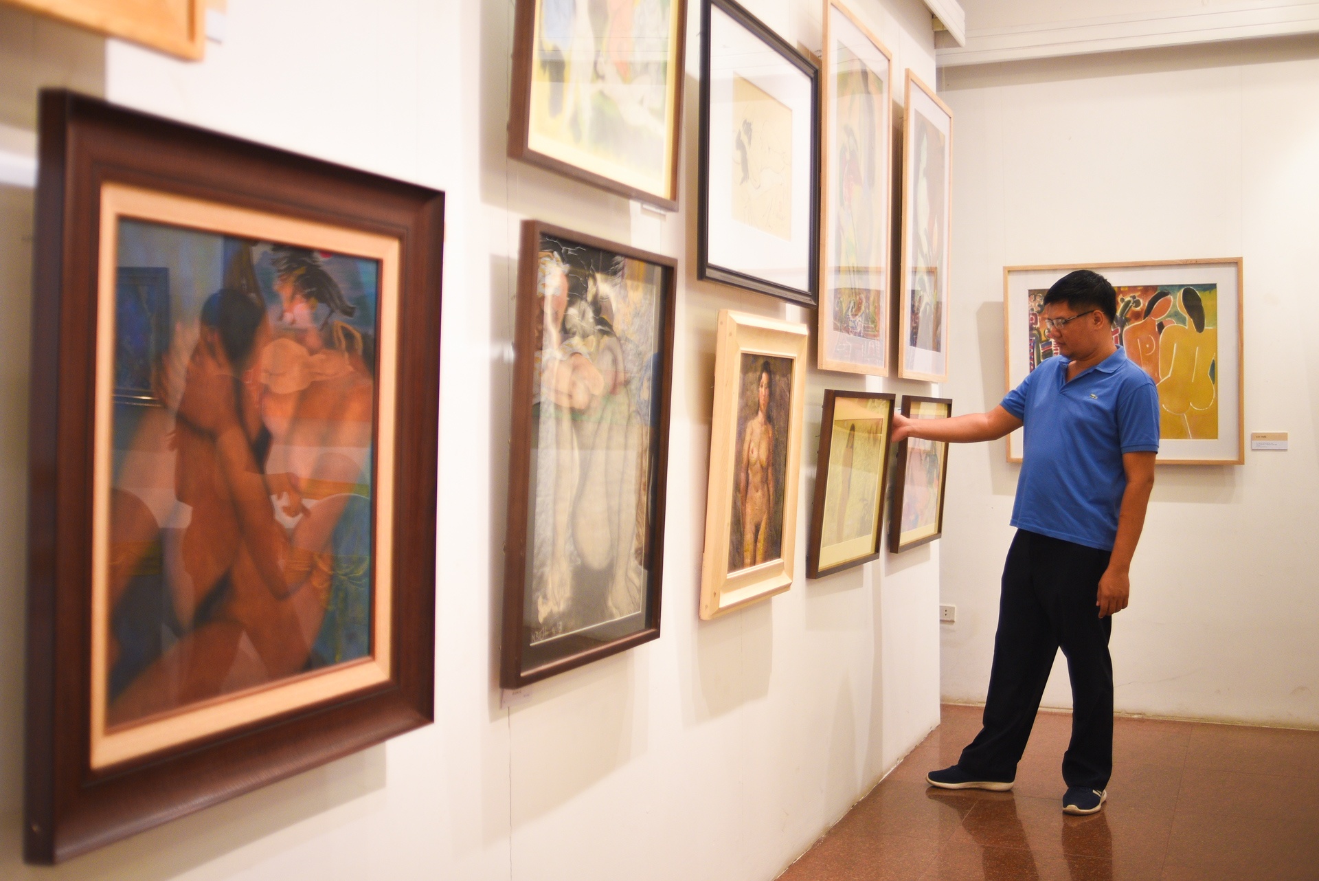 Trien lam tranh khoa than tai Ha Noi anh 3