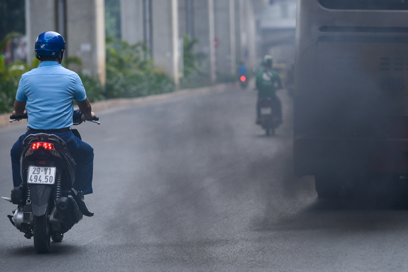 O nhiem khong khi do khi thai xe o to,  dot than to ong anh 2