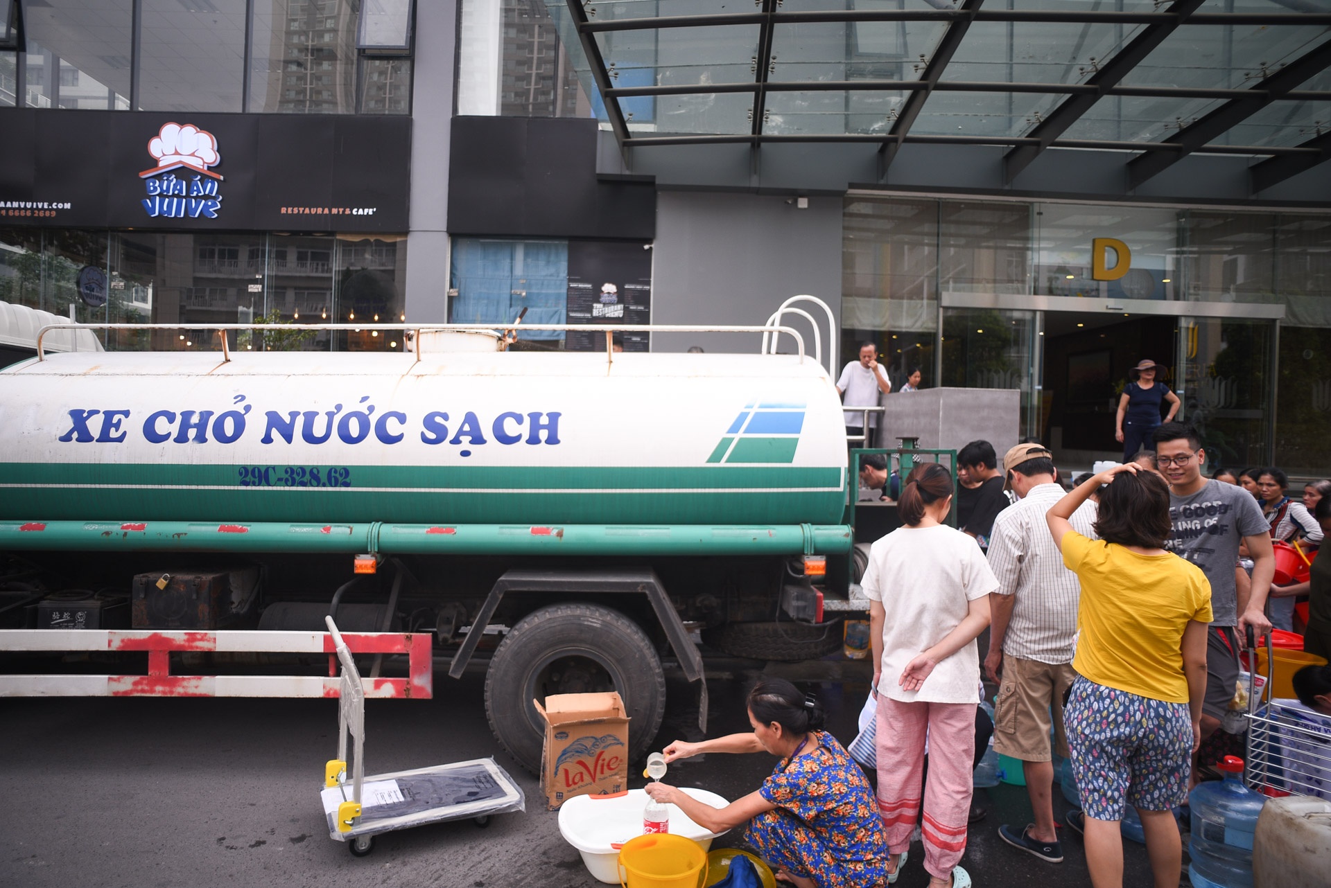 Nguoi gia phu nu vat va lay nuoc sach anh 10