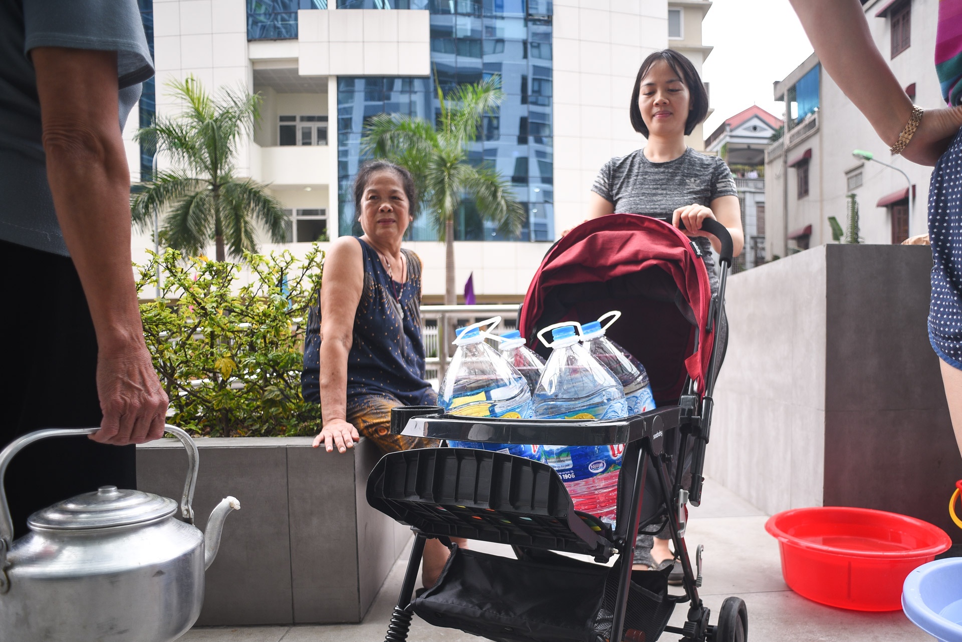 Nguoi gia phu nu vat va lay nuoc sach anh 3