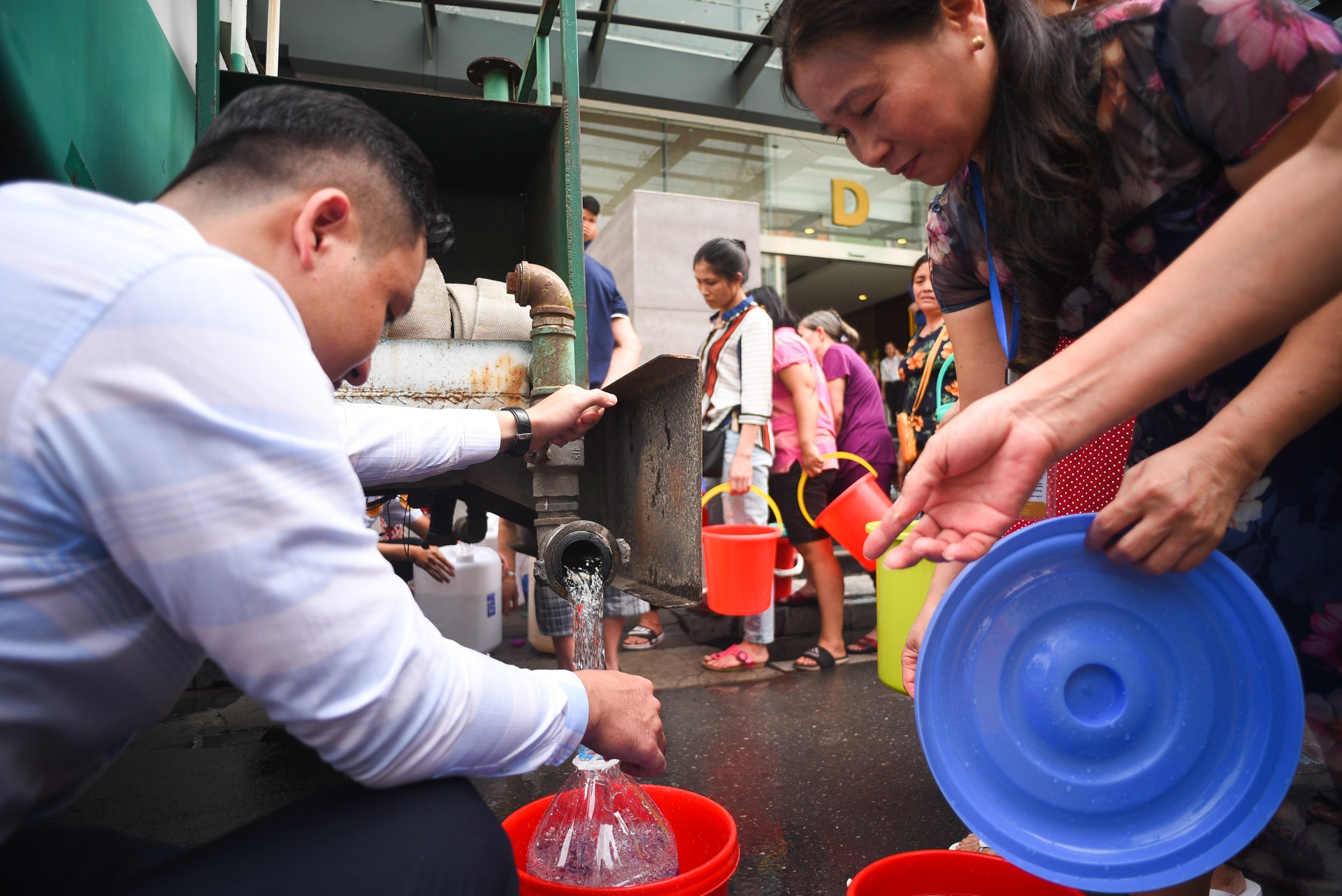 Nguoi gia phu nu vat va lay nuoc sach anh 5