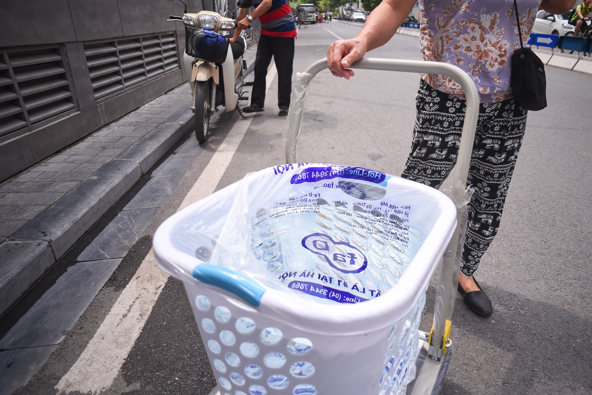 Nguoi gia phu nu vat va lay nuoc sach anh 6