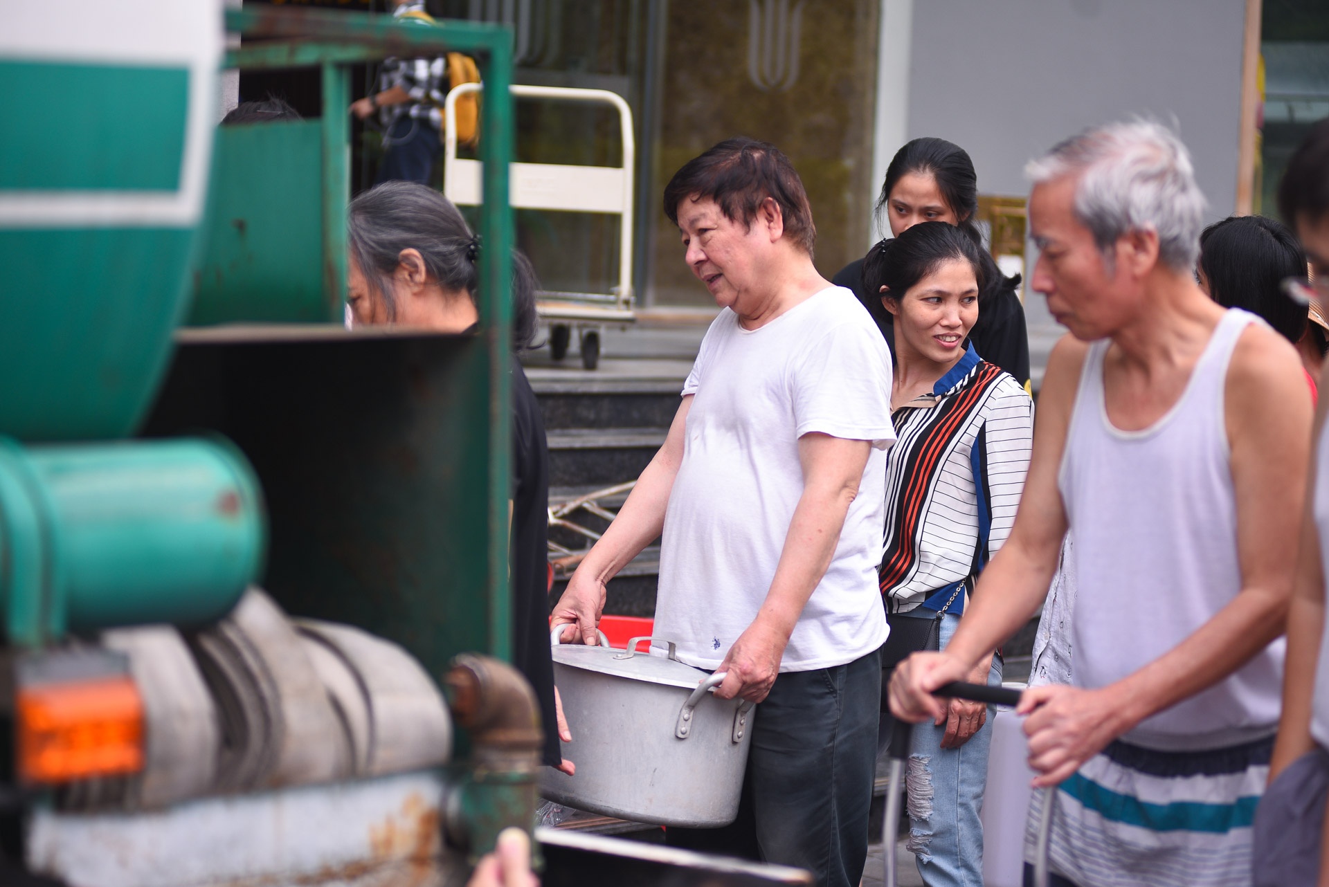 Nguoi gia phu nu vat va lay nuoc sach anh 7