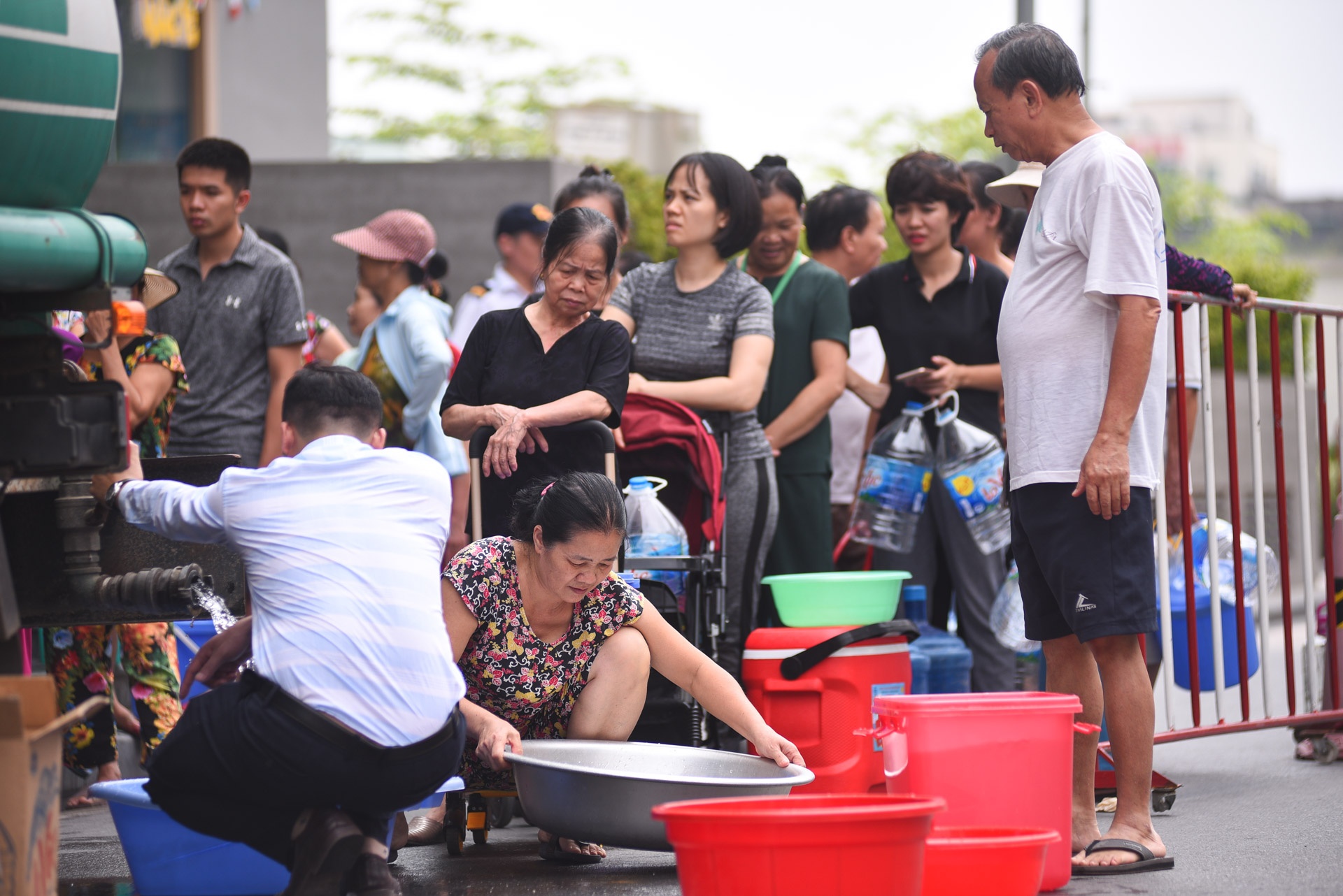 Nguoi gia phu nu vat va lay nuoc sach anh 8