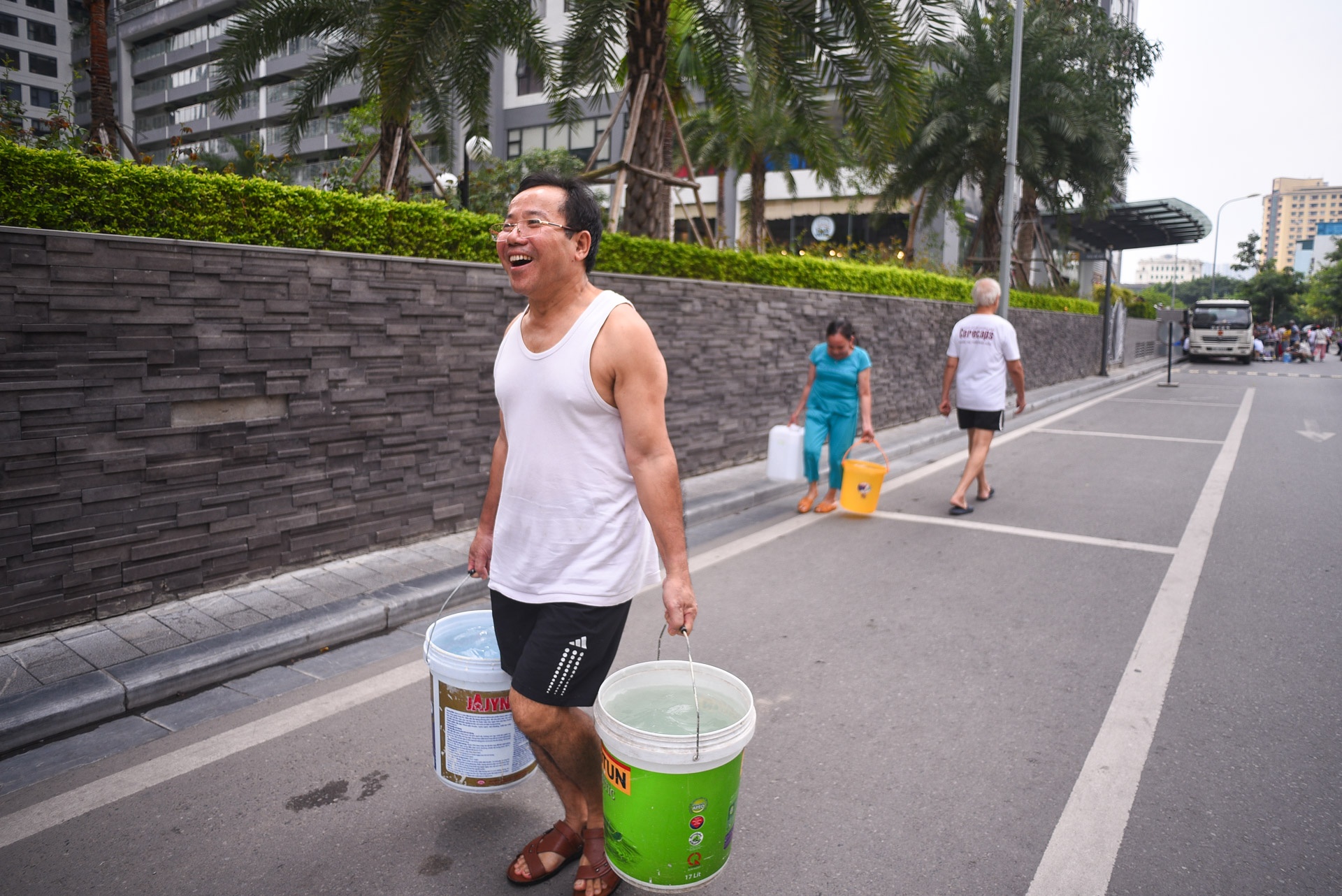 Nguoi gia phu nu vat va lay nuoc sach anh 9