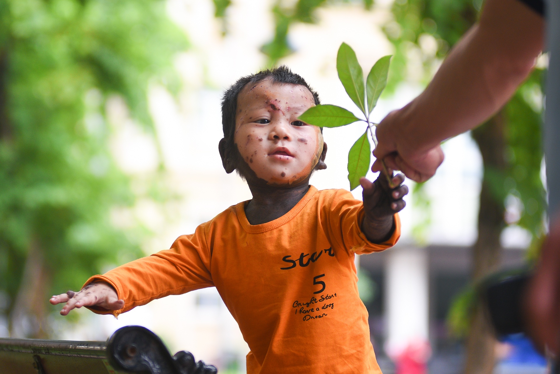 Cuon so ghi on va hanh trinh thay doi cua cau be bi cham khap nguoi anh 1